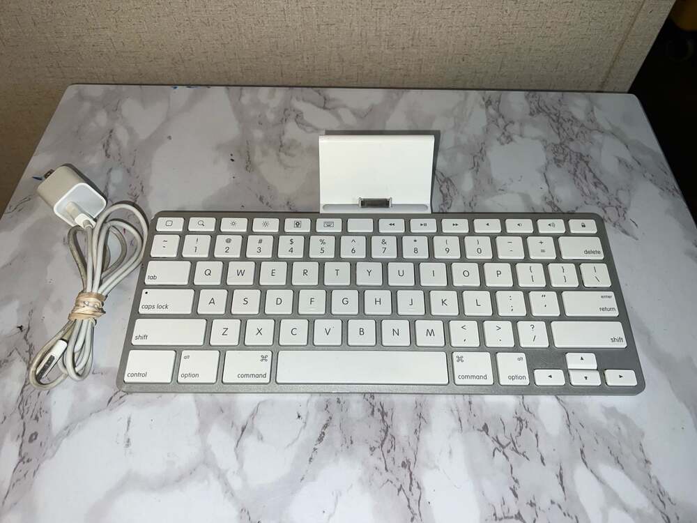 Apple iPad Keyboard Dock A1359